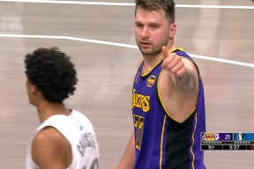 爱游戏-东契奇意外战胜加拿大队，重要助攻引爆全场！赛场气氛高涨(东契奇60分21篮板三双)