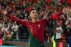 爱游戏官方网站-大比分获胜引发热议！，C罗在RNG比赛中比赛局势复杂赢得满堂喝彩(今日足球比分结果)